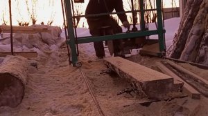 Угловая дисковая пилорама в действии разрезаем бревно на брусок Без переворота В конце сделаем плах