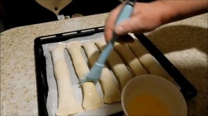 Слоеное тесто с начинкой из колбасы и сыра. Выпекаем в духовке. Супер рецепт!