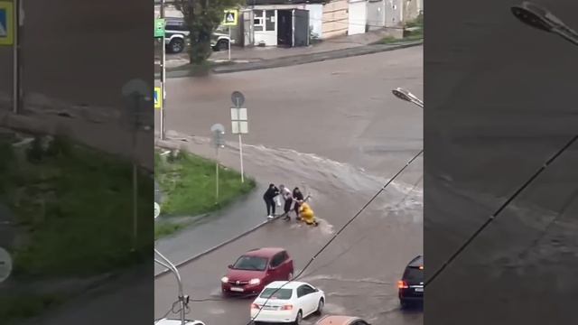 Двух женщин снесло течением в Уфе. Они переходили дорогу и угодили в дождевой ручей.