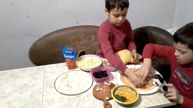 мишка валера и желтобрюх делают пиццу. смотреть онлайн