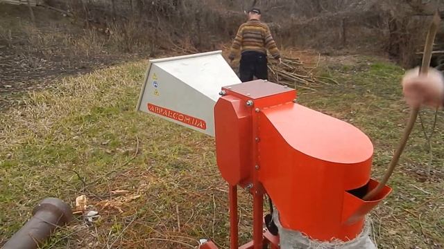 Работа измельчителя веток АМ-80 смотреть онлайн