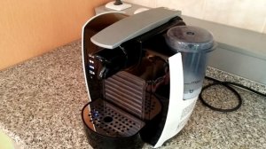 Приготовление кофейного напитка с помощью машины Lavazza capitani sweety.