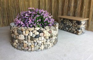 Камни в дизайне клумбы: оформляем участок в природном стиле