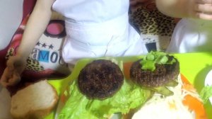 БУРГЕР ШОУ.КАК ПРИГОТОВИТЬ БУРГЕРЫ ДЛЯ ПАПЫ И МАМЫ)how to make a burger