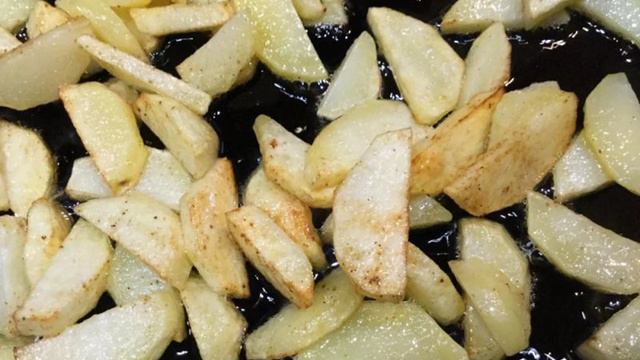 Картофель, запеченный с сосисками