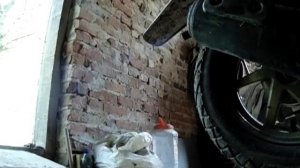 Карбюратор скутера заливає на нерівній дорозі.