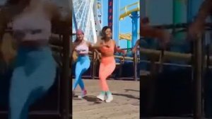 Девушки танцуют ногами под музыку Electro Dance