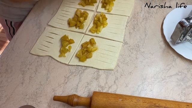 Слойки с яблоками из готового слоенного теста?? Быстро и очень вкусно ? смотреть онлайн