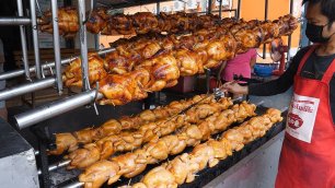 жареная на углях курица в больших масштабах - тайская уличная еда