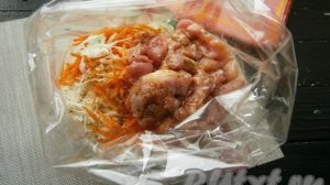 Курица с капустой в рукаве в духовке