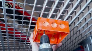 Пружинный крепеж для закрепления инженерных сетей на решетчатом настиле
