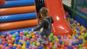 Играем в детском лабиринте/ в детской комнате.