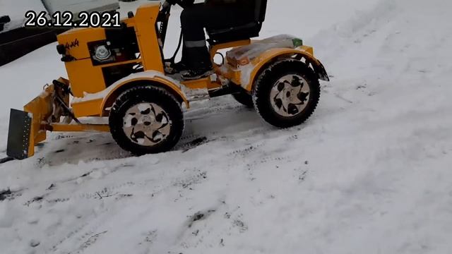 Чистка снега самодельным минитрактором переломкой. Всю ночь была метель, местами много снега. смотреть онлайн