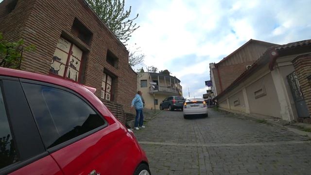 Узкие и крутые улочки старого Тбилиси. смотреть онлайн