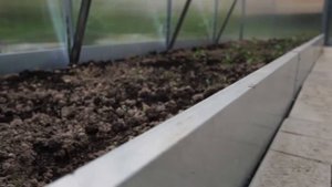 Ограждение из оцинкованного металла для грядки внутри теплицы