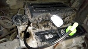 Как откачать масло через щуп Volkswagen Polo седан с помощью самодельного устройства