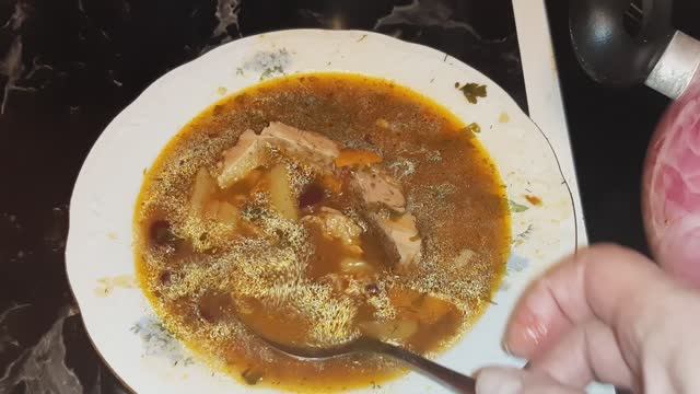 Суп с морской капустой и яйцом. Суп дальневосточный в школе что это. Суп дальневосточный в школе. Суп с морской капустой и яйцом. Суп дальневосточный.