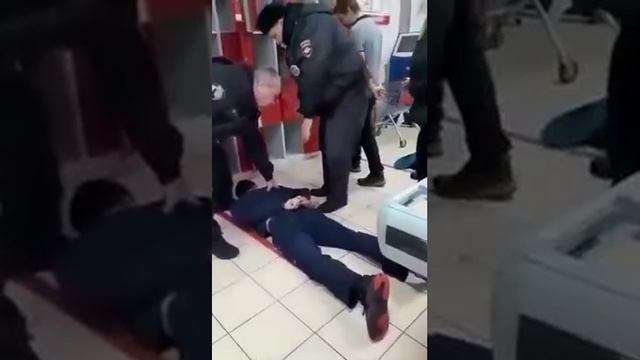 В Липецкой обл. мужчина дебоширил в супермаркете, избил кассира, а затем бросился с кулаками на ГБР.