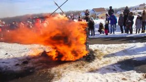 Сжигание чучела на Масленице!