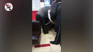 Алкаш резал себе горло в кафе ТРЦ.