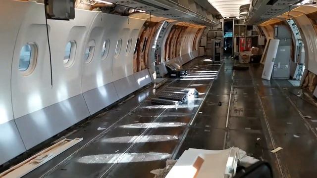 AIRBUS A320 Разбираем самолёт на ремонт.