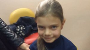 Ребенку прокалывают уши