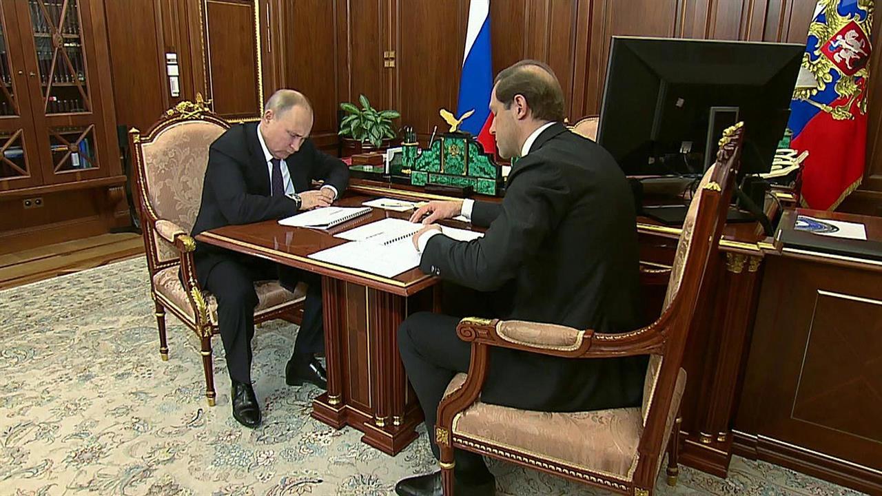Владимир Путин провел рабочую встречу с главой Минпромторга Денисом Мантуровым