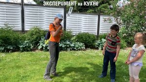 Центробежная сила удерживает воду в бутылке. Опыт для детей