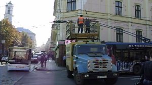 Черновцы, троллейбус №343,  выручают штангу.