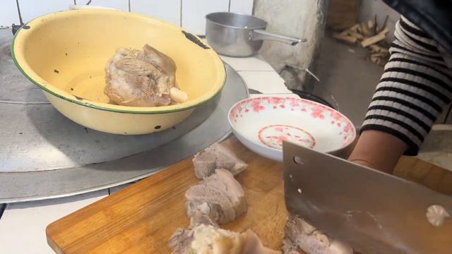 公婆回来了，儿媳妇烀肘子，蘸上东北人爱吃的蒜酱，原汁原味才香 смотреть онлайн