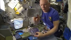 Россиянин Олег Артемьев показал, чем космонавты питаются на МКС