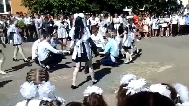 Последний звонок 25 мая 2016 Свердловск школа N8.Луганская область.Танец выпускников. смотреть онлайн