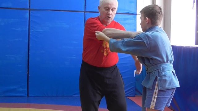 Бросок через спину с захватом двух рук с падением смотреть онлайн