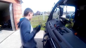 Замена лобового стекла на грузовике Isuzu Elf Перевозчик31