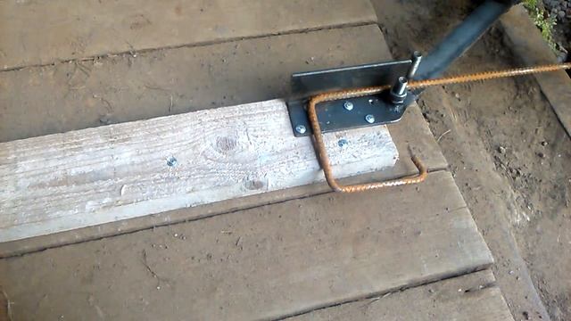 Гибка хомутов из арматуры при помощи самодельного арматурогиба смотреть онлайн