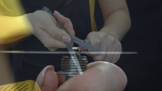 Как заменить свечу зажигания на триммере HUTER смотреть онлайн