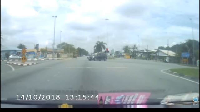 Red light runner (Hyundai Matrix) crashed with Black Myvi. смотреть онлайн