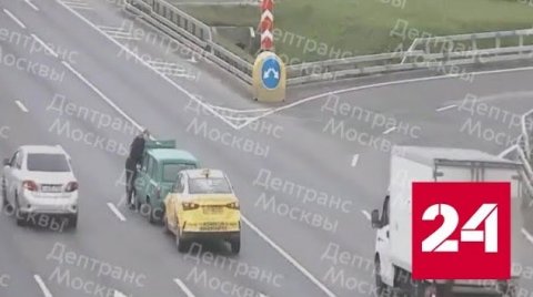 Водитель загорелся после аварии на МКАД - Россия 24 