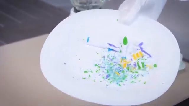 измельчаем ложки трубочки в блендере. смотреть онлайн