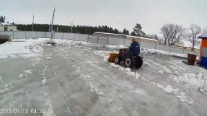 Самодельный трактор чистит снег