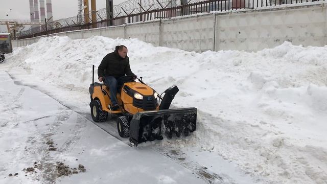 Шнекороторный снегоуборщик на садовом тракторе CUB CADET LT3.mp4