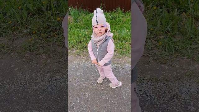 Ника- Вероника читает стихотворении Агнии Барто "Котенок" смотреть онлайн