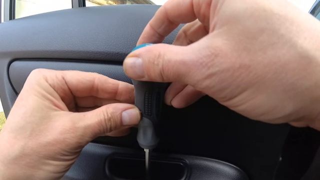 как снять облицовку (карту) двери автомобиля Toyota Succed Probox