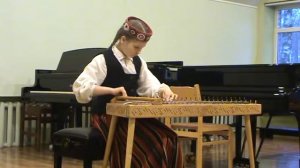 Звучит латышская кокле.