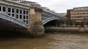 London's River Thames - a sightseeing boat trip cruise