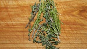 Ароматное масло с тимьяном, розмарином и чесноком