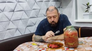 Дегустация солёных арбузов в банке