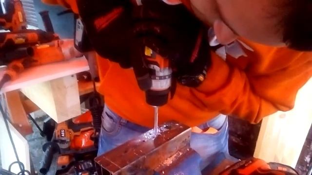 Работа электроинструмента AEG по бетону, железу, дереву (AEG powertools compilation)