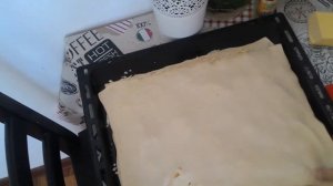 Простой пирог из слоеного теста с сыром сулугуни (хачапури из слоеного теста)