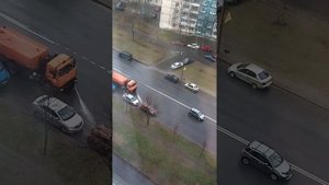 Уборка улицы в дождливую погоду. Вакуумный пылесос на базе Камаз КО-318Д  и Поливалка Камаз.